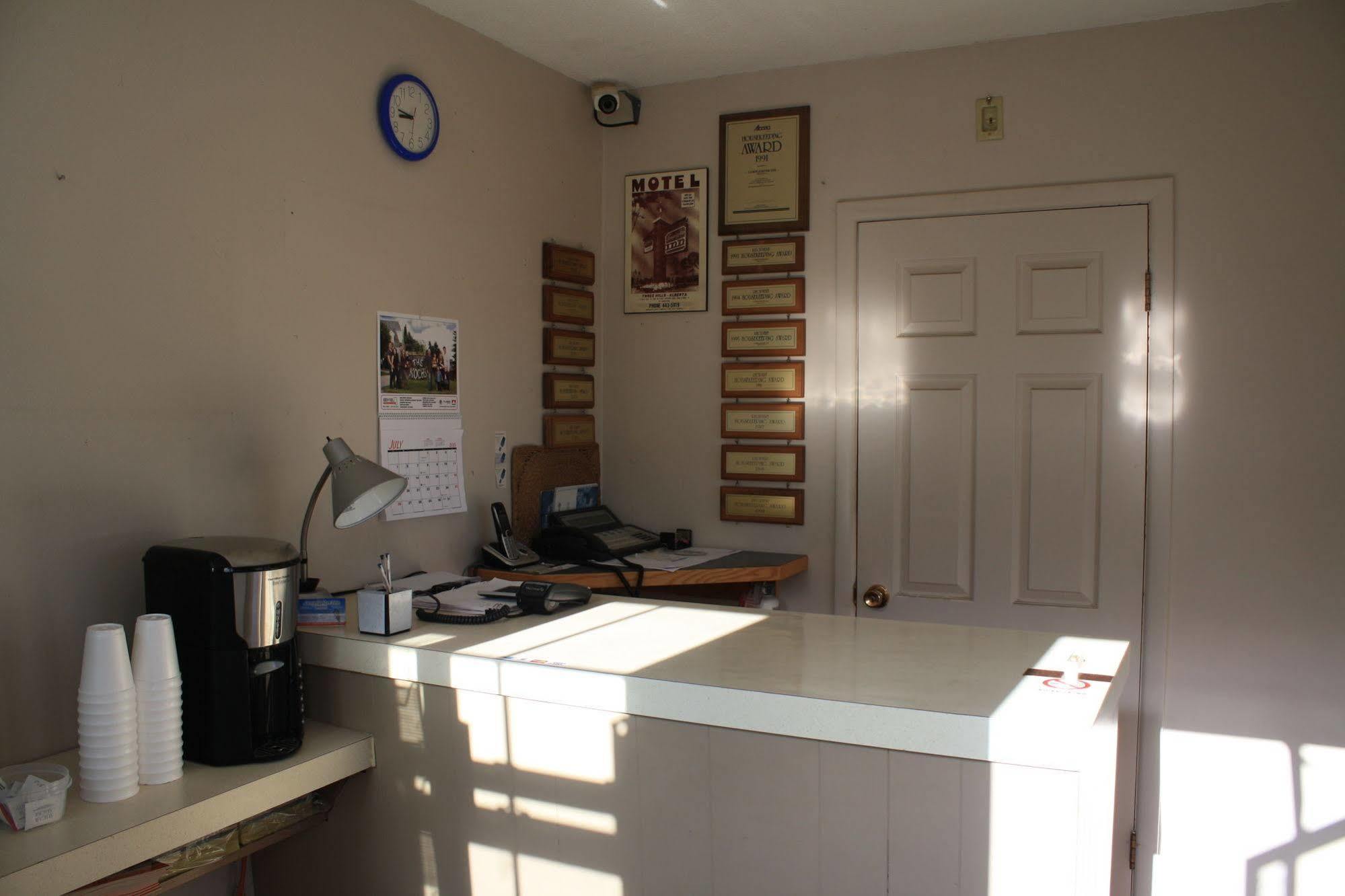 Lamplighter Inn Three Hills Buitenkant foto